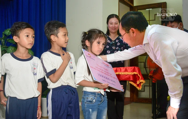 Các em học sinh, sinh viên được hỗ trợ chi phí học tập là 1 triệu đồng