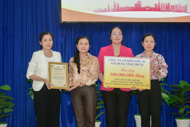 Trao bảng tượng trưng các phần quà đến đồng bào dân tộc Khmer trên địa bàn H.Bình Chánh