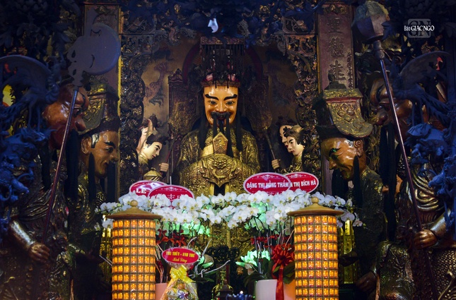 Bên trong chùa có 3 gian thờ bao gồm tiền điện, trung điện và chánh điện. Chánh điện là nơi thờ Ngọc Hoàng, xung quanh có các văn võ đứng hầu