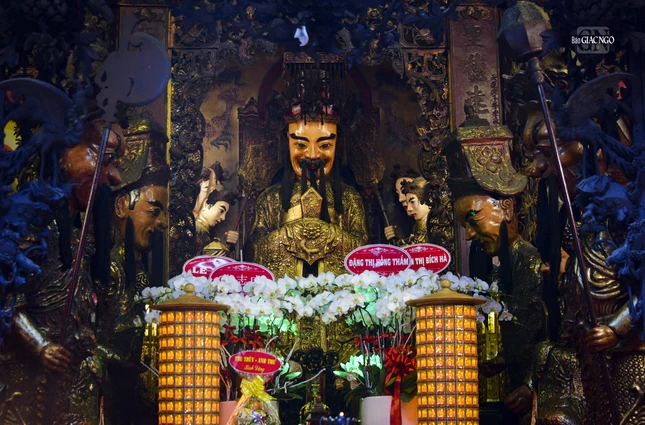 Bên trong chùa có 3 gian thờ bao gồm tiền điện, trung điện và chánh điện. Chánh điện là nơi thờ Ngọc Hoàng, xung quanh có các văn võ đứng hầu