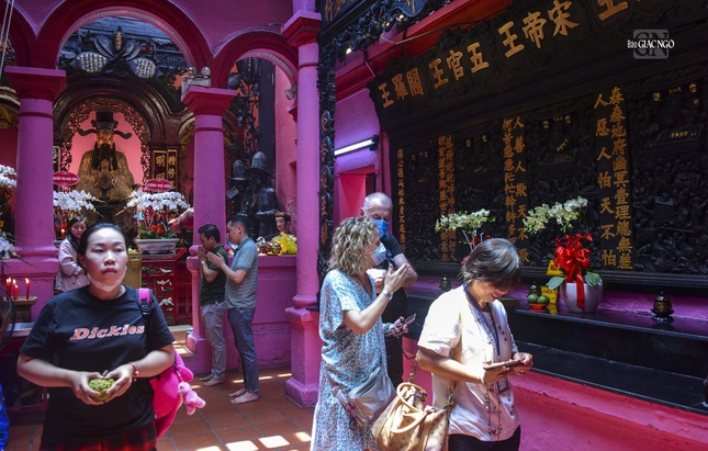 Khu vực điện thờ thập điện Diêm Vương, bao gồm Nhị vị Song Án, Mã tướng quân, Thành hoàng Lỗ Ban và Thái Tuế. Trước đó là các bức tranh khắc diễn tả các hình phạt của địa ngục trên các tường