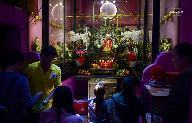 Khu vực hương án với tượng thờ Kim Hoa Thánh Mẫu, mười hai bà mụ và các nhũ mẫu nhỏ trong tư thế nuôi dạy trẻ nhỏ. Mỗi bà lo một việc như nắn tay, nắn chân, nắn đầu, rồi đến dạy trẻ tập đi, tập nói,… Rất nhiều người dân đến đây để cầu nguyện cho đứa con của mình