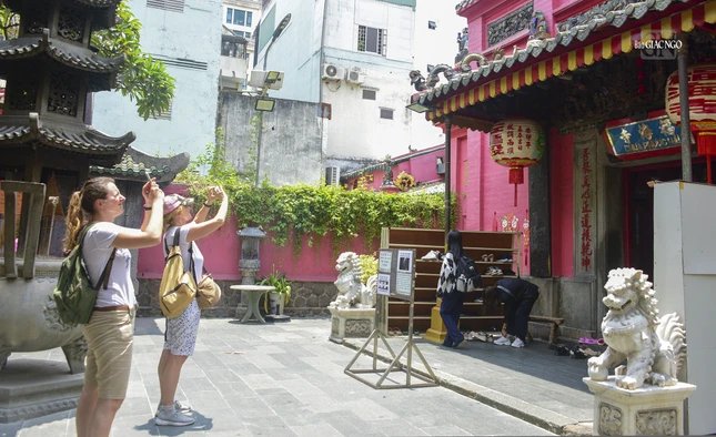 Đây là nơi thu hút rất nhiều du khách trong và ngoài nước đến tham quan, nghiên cứu, chiêm bái...