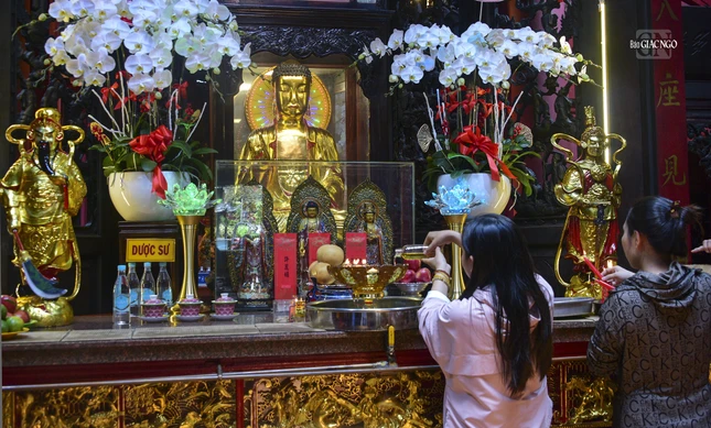 Hình ảnh người dân rót dầu cúng dường Đức Phật tại chùa Phước Hải