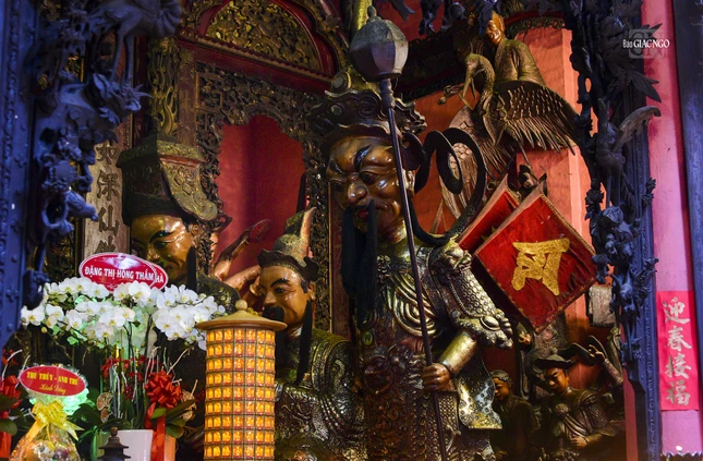 Bên trái là Bồ-tát Chuẩn Đề, còn bên phải là thờ Bắc Đế