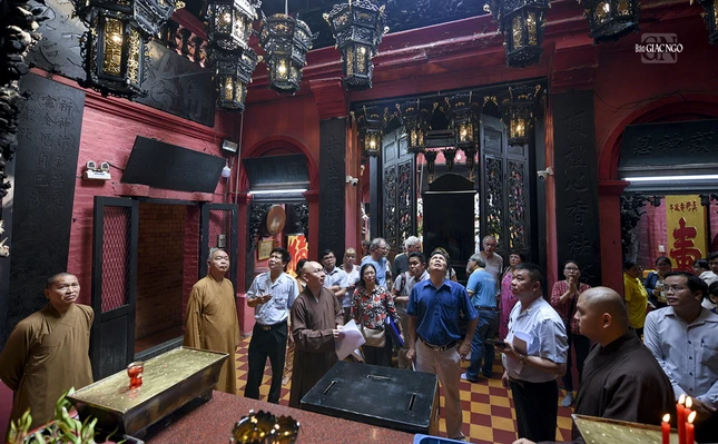 Thượng tọa Thích Huệ Công, Phó ban Trị sự GHPGVN TP.HCM, Trưởng ban Đại diện Phật giáo người Hoa TP.HCM; Thượng tọa Thích Minh Quang, Trưởng ban Trị sự Phật giáo Q.1; đại diện UBND Q.1; Đại đức Thích Minh Thông, trụ trì chùa Phước Hải làm việc cùng đoàn thanh tra Bộ VH-TT&amp;DL