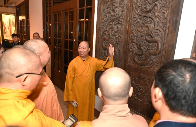 Hòa thượng Thích Thọ Lạc giới thiệu các kiến trúc Phật giáo đến các thành viên trong đoàn