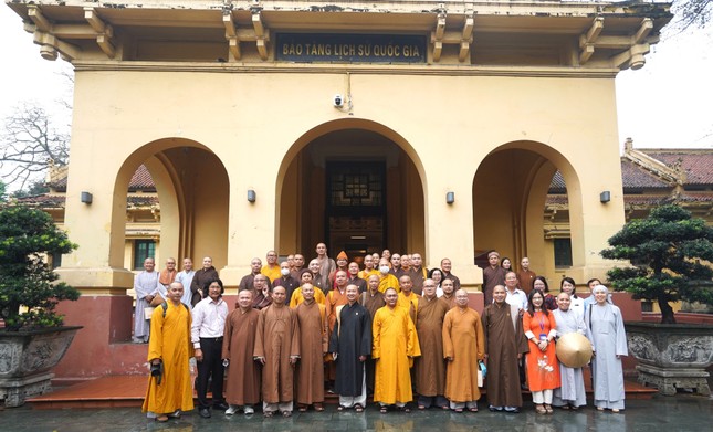 Đoàn chụp ảnh lưu niệm tại Bảo tàng Lịch sử quốc gia