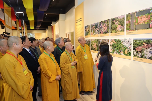 Hòa thượng Thích Thiện Nhơn, Chủ tịch Hội đồng Trị sự tham quan triển lãm của Ban Văn hóa T.Ư