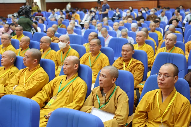 Các đại biểu lắng nghe tham luận