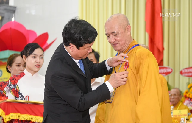 Võ Văn Minh, Phó Bí thư Tỉnh ủy, Chủ tịch UBND tỉnh trao Huân chương Lao động hạng I đến Hòa thượng Thích Huệ Thông