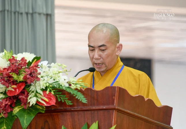 Thượng tọa Thích Huệ Tín trình báo cáo hoạt động 40 qua của Phật giáo Tỉnh hội Sông Bé - Bình Dương