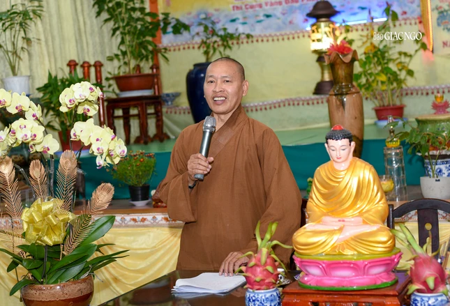 Thượng tọa Thích Minh Quang điều hành phiên họp