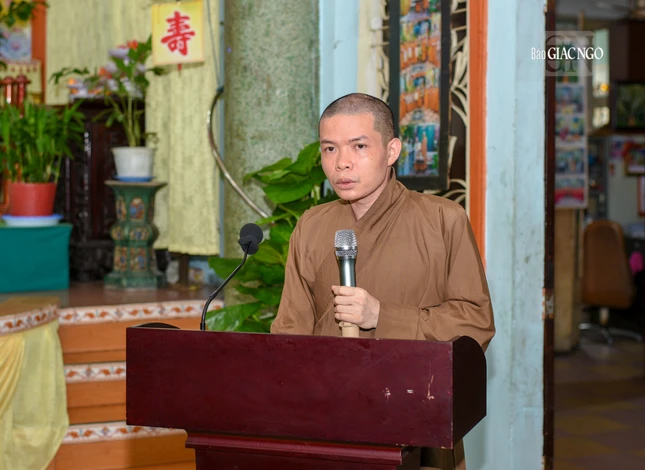 Đại đức Thích Đồng Phước báo cáo các hoạt động Phật sự nổi bật của Phật giáo giáo quận trong thời gian qua