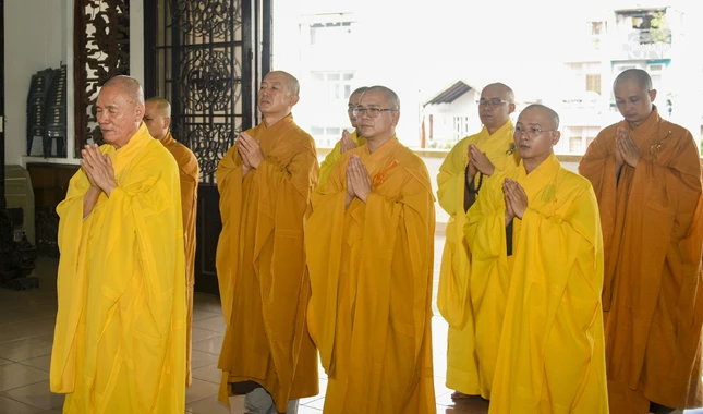 Cùng chư tôn đức môn đồ pháp quyến Trưởng lão Hòa thượng