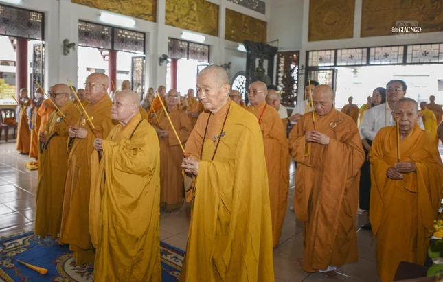 Chư tôn giáo phẩm niêm hương