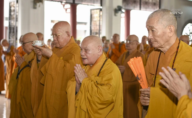 Trưởng lão Hòa thượng Thích Như Niệm dâng trà