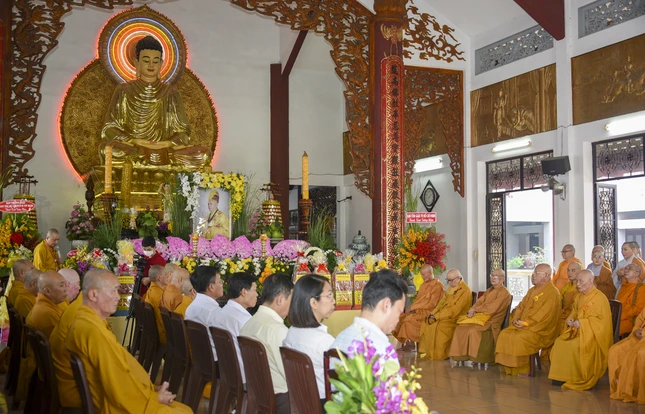 Chư tôn đức Tăng Ni, đại diện các cơ quan tham dự