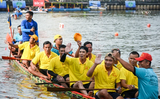 Đội đua chùa Thôn Dôn chia sẻ niềm vui cùng khán giả sau chiến thắng của mình