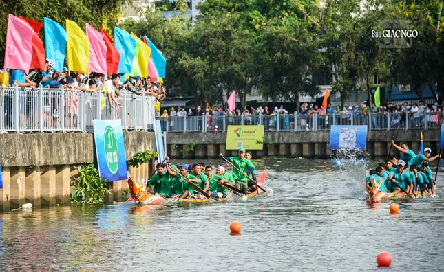 Cuộc đua diễn ra trên dòng kênh Nhiêu Lộc - Thị Nghè thu hút đông đảo người dân tham gia và cổ vũ cho đội mà mình yêu thích