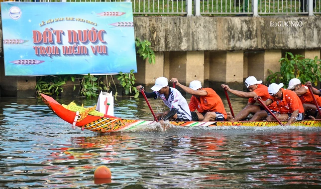 Đua ghe ngo là lễ hội văn hóa truyền thống hàng năm của đồng bào Khmer