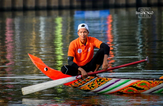 Một tay chèo người đồng bào Khmer đang tập trung lắng nghe nội quy cuộc thi của Ban Tổ chức