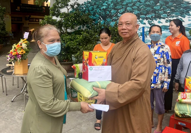 Các hộ gia đình có hoàn cảnh khó khăn nhận quà Các hộ gia đình có hoàn cảnh khó khăn nhận quà