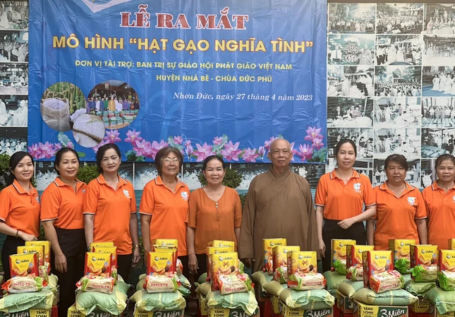 Lễ ra mắt mô hình "Hạt gạo nghĩa tình" tại chùa Đức Phú Lễ ra mắt mô hình "Hạt gạo nghĩa tình" tại chùa Đức Phú