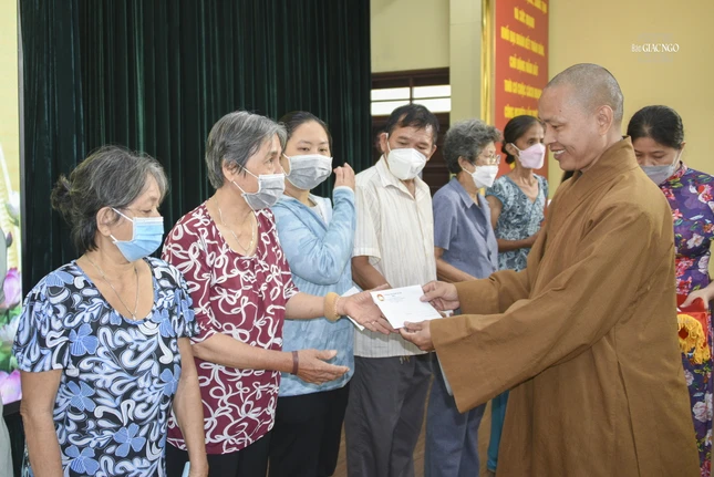 Trao tặng các phần quà đến những đồng bào Phật giáo khó khăn