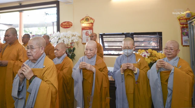 Ni trưởng Thích nữ Từ Nhẫn, Trưởng Phân ban Ni giới TP.HCM cùng các vị trong Phân ban Ni giới TP tham dự lễ tưởng niệm