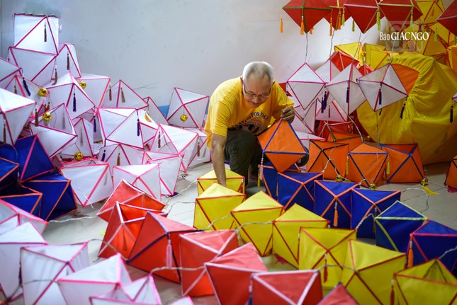 Để làm được loại lồng đèn này cần trải qua các công đoạn như: tạo khung, dán vải, gắn tua, nối đèn dây điện...