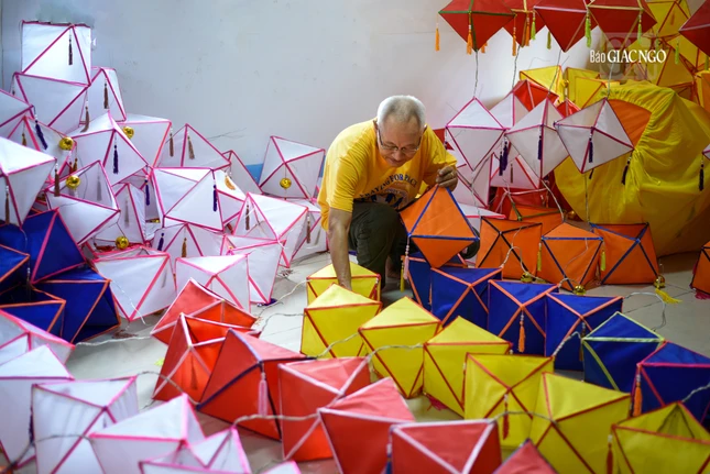 Để làm được loại lồng đèn này cần trải qua các công đoạn như: tạo khung, dán vải, gắn tua, nối đèn dây điện...