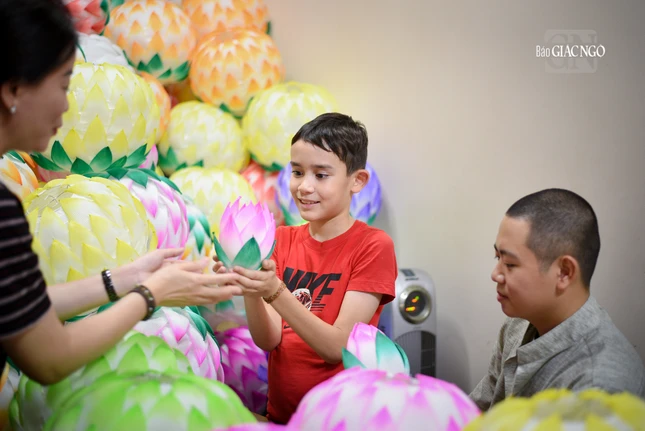 Rất nhiều em bé theo cha mẹ đến chùa để làm lồng đèn chuẩn bị cho ngày Đức Phật đản sinh