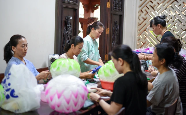 Là một trong 6 phẩm vật dâng cúng Đức Phật, lồng đèn từ lâu đã trở thành một phần không thể thiếu trong những ngày Phật đản