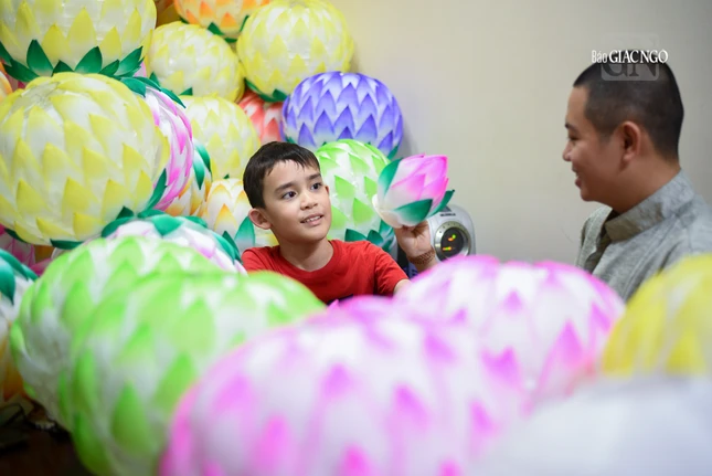 Niềm vui của em Szabela Tâm Thiện Antoni khi được tham gia làm lồng đèn cùng với mọi người