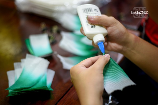 Các công đoạn thực hiện không quá cầu kỳ, chỉ cần dùng hồ nhão hoặc keo dán để gắn các cánh lại với nhau