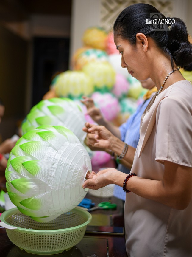 Mẫu lồng đèn hình bông sen lớn có xuất xứ từ Nhật Bản đang được các Phật tử chùa Định Thành (Q.10) lắp ghép