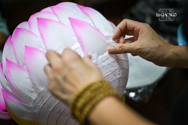 Các công đoạn đều bằng tay, không tốn sức lực nhưng đòi hỏi sự khéo léo, tỉ mỉ và thẩm mỹ cao của người làm