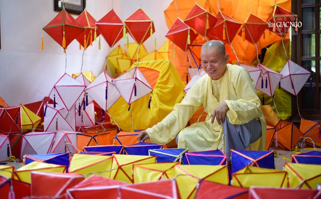 Rất dễ bắt gặp loại lồng đèn ú truyền thống trong các ngôi chùa có "gốc Huế" ở Sài Gòn. Trong ảnh là Thượng tọa Thích Tâm Chơn, tri sự thiền viện Vạn Hạnh (Q.Phú Nhuận) bên 600 cái lồng đèn ú để trang trí trong mùa Phật đản Phật lịch 2567