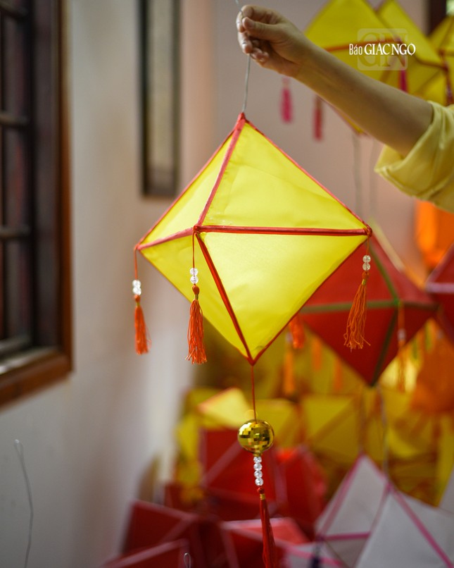 Lồng đèn ú khung sắt dán vải có 8 mặt, 4 tua, một mặt chừa trống để nối bóng đèn điện vào