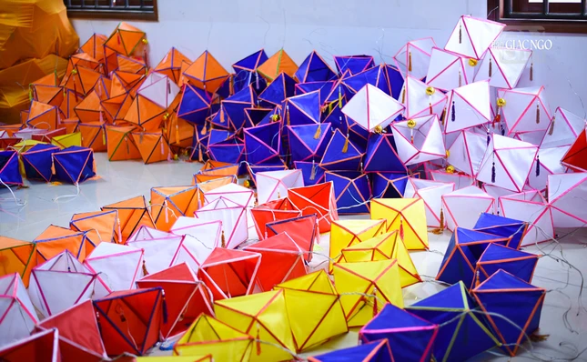 Loại lồng đèn này thường có 5 màu (xanh dương, vàng, đỏ, trắng, cam), khi kết lại với nhau thì giống như cờ Phật giáo