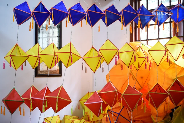 Bên cạnh các loại lồng đèn công nghiệp thì loại lồng đèn làm bằng thủ công truyền thống cũng rất được ưa chuộng