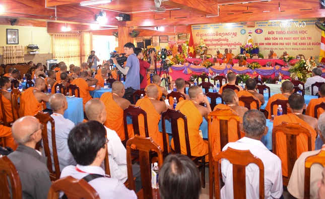 Quang cảnh buổi tọa đàm "Phật giáo Nam tông Khmer tỉnh An Giang đồng hành cùng dân tộc" vào sáng 10-5, tại chùa Sà-lôn