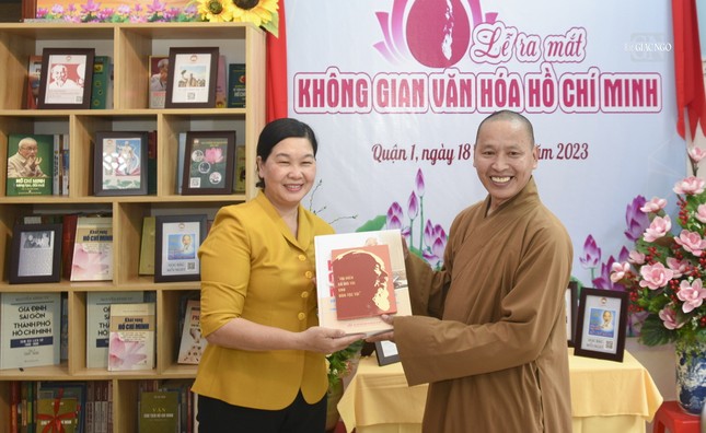 Bà Hoàng Thị Tố Nga tặng quà lưu niệm đến Thượng tọa Thích Minh Quang