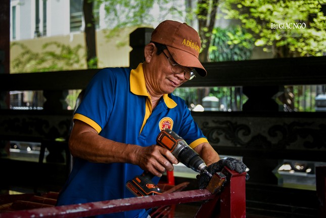 Một Phật tử đang khoan lắp các hạng mục phục vụ cho triển lãm