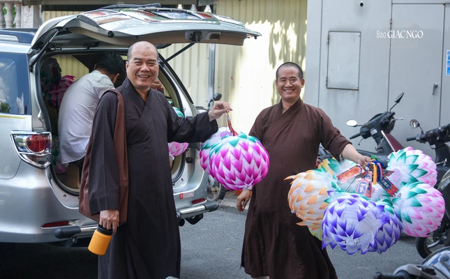 Chư tôn đức Ban Trị sự GHPGVN TP.HCM chung tay chuẩn bị trang trí hướng đến Đại lễ Phật đản Phật lịch 2567