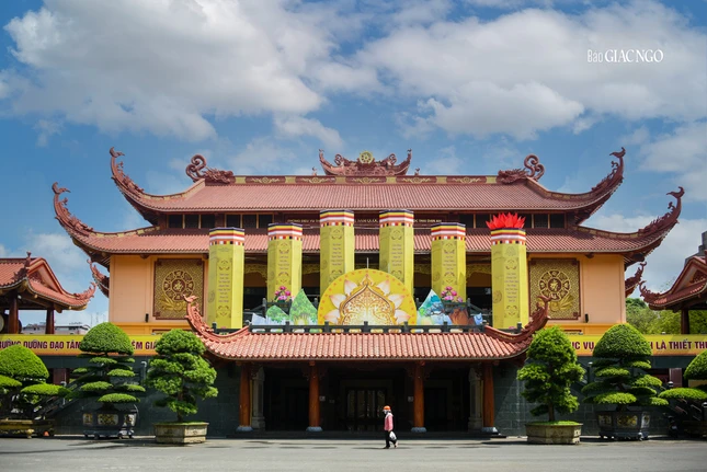 Mô hình lễ đài Phật đản tại Việt Nam Quốc Tự với thiết kế 7 đóa sen tượng trưng cho ngày Thái tử Tất-đạt-đa đản sinh trên cõi trần