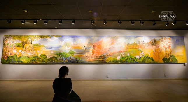 Bức tranh "Phật giáo và hòa bình" bằng sơn dầu dài 10 mét - điểm nhấn lớn nhất tại triển lãm, do 15 họa sĩ thuộc Hội Mỹ thuật TP.HCM chung tay thực hiện liên tục trong vòng 4 ngày