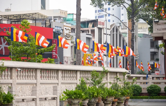 Cờ bay phấp phới trước khuôn viên Việt Nam Quốc Tự