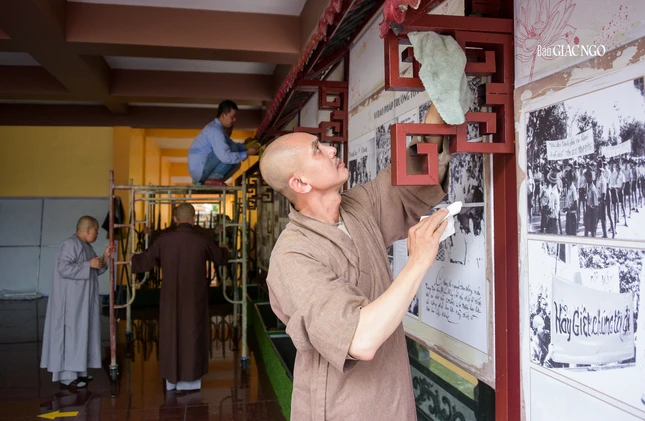 Công tác chuẩn bị cho triển lãm 60 năm ngày Bồ-tát Thích Quảng Đức vị pháp thiêu thân cũng được Tăng Ni, Phật tử TP.HCM khẩn trương thực hiện
